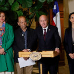 Una oposición que deja de oponerse Punto de prensa del ministro de Hacienda, Jorge Quiroz, y los senadores Ricardo Celis (PPD), Loreto Carvajal (PPD) y Paulina Nuñez tras Comisión de Trabajo.