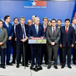 Gobierno anuncia plan de $50 mil millones para crear 50 mil empleos: "Es el primer paso de una robusta agenda" Presidente Kast habla desde un podio que dice "Activamos Modo Empleo". Detrás de él se ve más de una decena de autoridades.