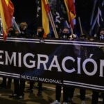 Militantes neonazis de Núcleo Nacional sosteniendo una pancarta del movimiento en una manifestación en Barcelona.