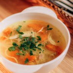 ¿Mito o alivio real? Especialista U. de Chile analiza los beneficios de la sopa de pollo en cuadros respiratorios Sopa-pollito-5