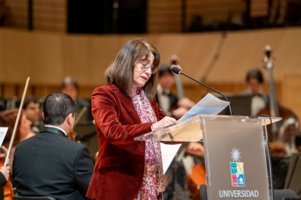 En su discurso, la Rectora Alejandra Mizala destacó el papel de las artes en la sociedad.