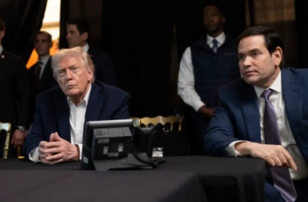 Donald Trump y Marco Rubio sentados en una mesa, uno al lado del otro y mirando con detención hacia el frente.