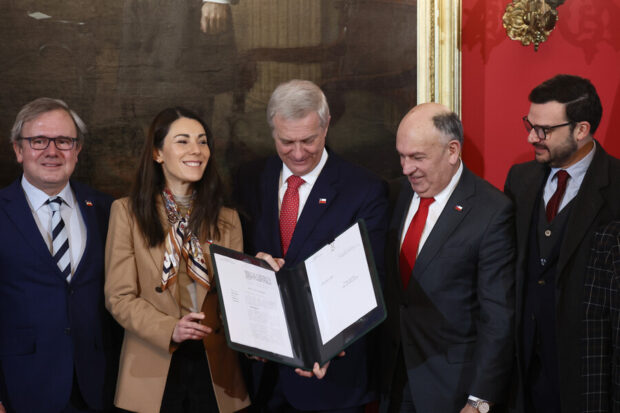 Autoridades firman proyecto de reforma al SAE.