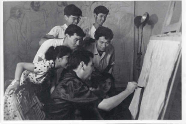 El pintor chileno José Venturelli junto a sus estudiantes chinos.