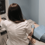 Colmed rechaza proyecto "Escucha su corazón": "Puede afectar la relación médico-paciente" y revictimizar a mujeres Una obstetra realizando una ecografía a una embarazada.