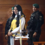 Tras su extradición: Karen Rojo es enviada al penal de San Joaquín para cumplir condena Karen Rojo con chaleco amarillo en su audiencia de detención.