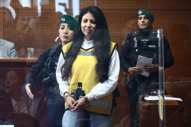 Karen Rojo con chaleco amarillo en su audiencia de detención.