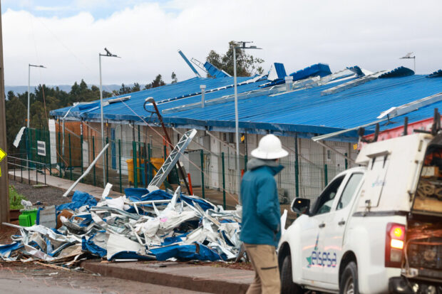 Escuela Modular de Punta de Parra de la comuna de Tome afectada por los fuertes vientos. Foto: Aton Chile.