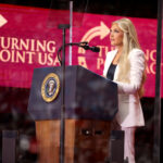 "Un voto por hogar": la "preocupante" tendencia en EE.UU. que amenaza el derecho a sufragio de las mujeres Erika Kirk en el memorial para Charlie Kirk en el State Farm Stadium