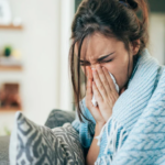 ¿Resfrío, influenza o COVID-19? La importancia de identificar el virus para un tratamiento adecuado Foto referencial de un resfriado.