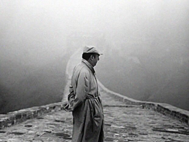 Pablo Neruda en la Gran Muralla China. 