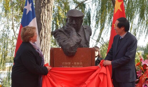 Michelle Bachelet inaugurando estatua de Pablo Neruda en China.