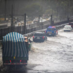Sistema frontal golpea a las ferias libres: 61,9% suspendió actividades Inundaciones en Avenida España, en el marco del frente de mal tiempo que afecta al país. Foto: Aton Chile.