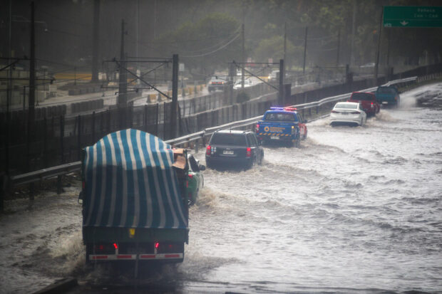 Inundaciones en Avenida España, en el marco del frente de mal tiempo que afecta al país. Foto: Aton Chile.