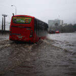Balance sistema frontal: 4 fallecidos, 5.319 viviendas con daño menor y alarma meteorológica activa en Coquimbo Inundaciones en Avenida España, en el marco del frente de mal tiempo que afecta al país. Foto: Aton Chile.