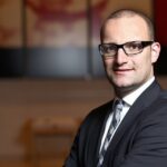 Jens Spahn dimite tras recurrir a un vientre de alquiler en EE.UU. y desata crisis de credibilidad en la CDU Portrait_of_jens_Spahn_MdB