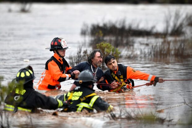 Hombre cae al rio Elqui en La Serena. Foto: Aton Chile.