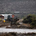 Sistema frontal deja cinco fallecidos y cerca de 100 mil personas aisladas En la comuna de Coquimbo en el sector rural de Tambillos el Ejercito de Chile realiza el rescate de familias aisladas con maquinaria pesada debido a la activación de quebradas. Alejandro Pizarro/Aton Chile.