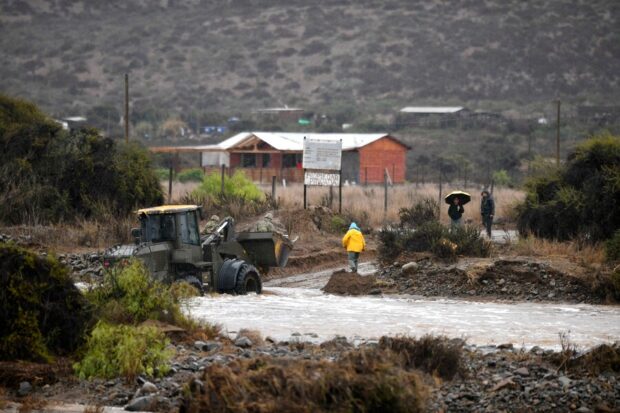 En la comuna de Coquimbo en el sector rural de Tambillos el Ejercito de Chile realiza el rescate de familias aisladas con maquinaria pesada debido a la activación de quebradas.Alejandro Pizarro/Aton Chile.