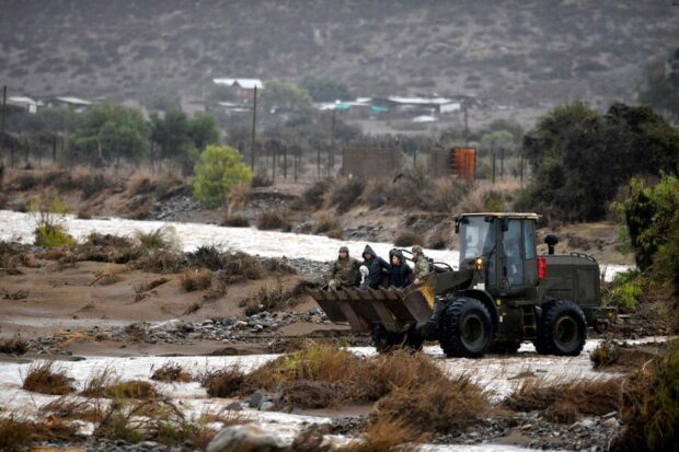 En la comuna de Coquimbo en el sector rural de Tambillos el Ejercito de Chile realiza el rescate de familias aisladas con maquinaria pesada debido a la activación de quebradas.Alejandro Pizarro/Aton Chile.