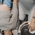 "Estamos apelando a la cordura": Colegio de Matronas advierte que proyecto "Escucha su corazón" es "casi una tortura" Mujer realizándose una ecografía.