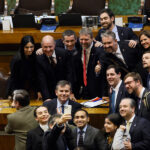 Cámara aprueba el corazón de la megarreforma mientras la oposición anuncia ofensiva ante el Tribunal Constitucional El ministro de Hacienda, Jorge Quiroz, junto a diputados del oficialismo en la sesión de la Cámara de Diputados. Sebastián Cisternas/Aton Chile.