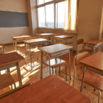 Mineduc suspende clases para este jueves y viernes en la provincia de Huasco, Tierra Amarilla y la Región de Coquimbo Salón de clases vacío.