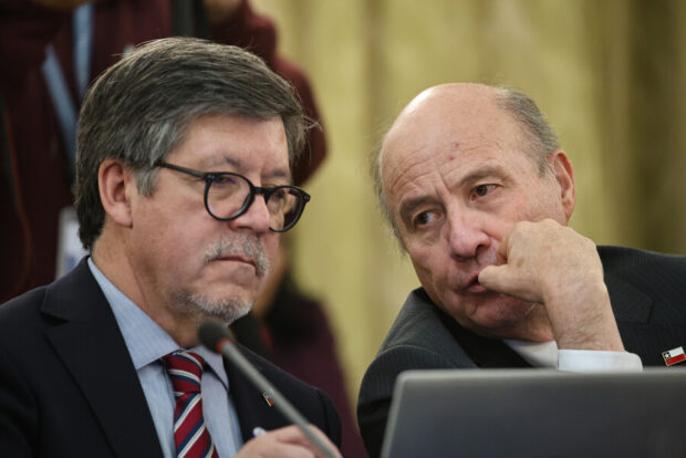 Director de la Dirección de Presupuestos (Dipres), José Pablo Gómez Meza, junto al ministro de Hacienda, Jorge Quiroz.