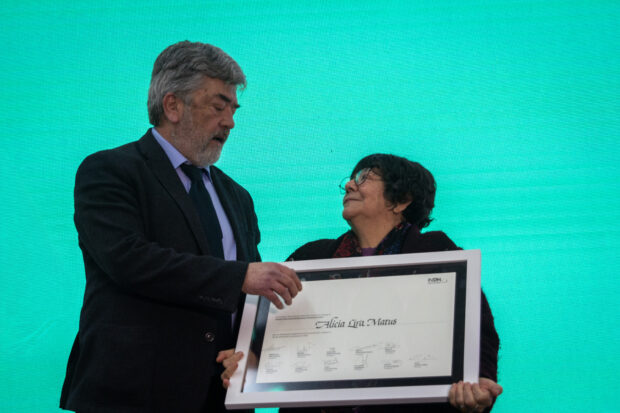 Yerko Ljubetic entrega el Premio Nacional de DD.HH. a Alicia Lira. Foto: INDH.