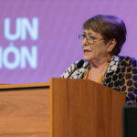 Bachelet se mide contra los candidatos a la Secretaría General de la ONU en primer debate oficial Expresidenta Michelle Bachelet hablando desde un podio de madera.