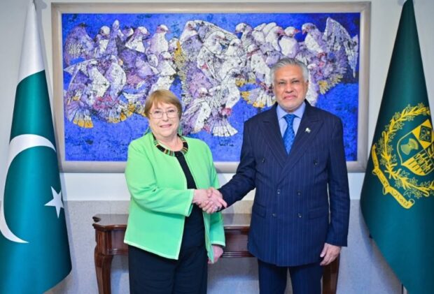 Michelle Bachelet y Mohammad Ishaq Dar.
