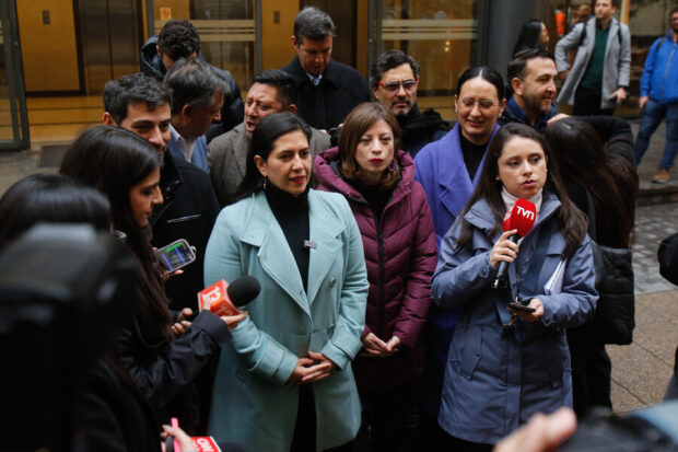 Alcaldes en fila en un punto de prensa.