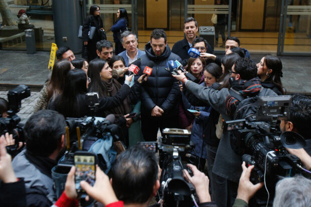 Alcalde de Maipú, Tomás Vodanovic, junto a otros jefes comunales de oposición en un punto de prensa. 