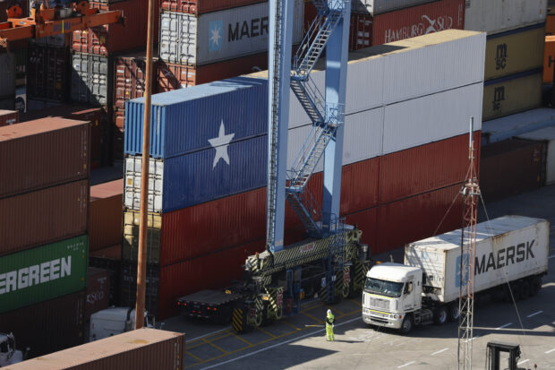 Puerto de Valparaíso con una bandera chilena hecha de containers. Foto: Aton Chile.