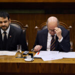 Oficialismo se divide por caso “test de drogas”: UDI pide reconsiderar reincorporación del exsubsecretario Exsubsecretario de Hacienda, Juan Pablo Rodríguez, junto al ministro de Hacienda, Jorge Quiroz, en el Congreso.