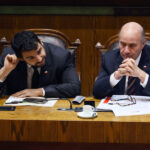 Apuntan a megarreforma “viciada”: oposición fustiga al Gobierno tras renuncia en Hacienda por test de drogas Juan Pablo Rodríguez y Jorge Quiroz en el Congreso