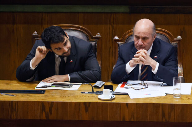 Exsubsecretario de Hacienda, Juan Pablo Rodríguez, junto al ministro de Hacienda, Jorge Quiroz, en el Congreso.