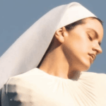 ¿Por qué Chile no deja de escuchar a Rosalía? Las claves detrás de un fenómeno que trasciende los escenarios Rosalía en la portada del disco "Lux".