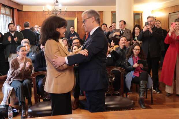 Saludo de la profesora Profesora Renée Rivero al nuevo Decano Gabriel Hernández.