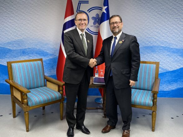 Canciller de Chile, Francisco Pérez Mackenna, estrechando la mano del Ministro de Relaciones Exteriores de Noruega, Espen Barth Eide.