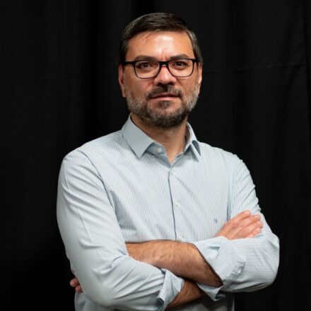 Académico del Instituto de Estudios Avanzados en Educación e investigador asociado del CIAE de la Universidad de Chile, Cristián Cabalín.