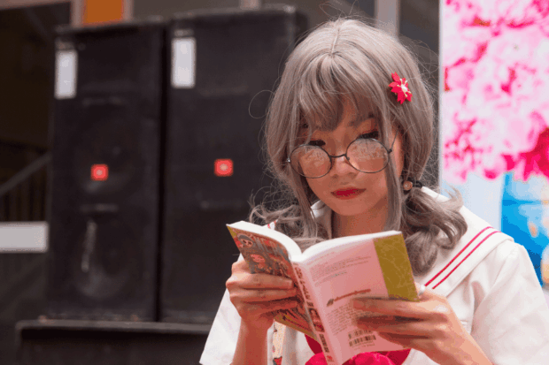 Joven leyendo el manga "One Piece".