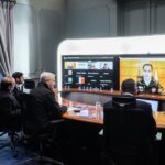 José Antonio Kast encabezando una reunión gubernamental de emergencia por videollamada desde una sala de monitoreo.