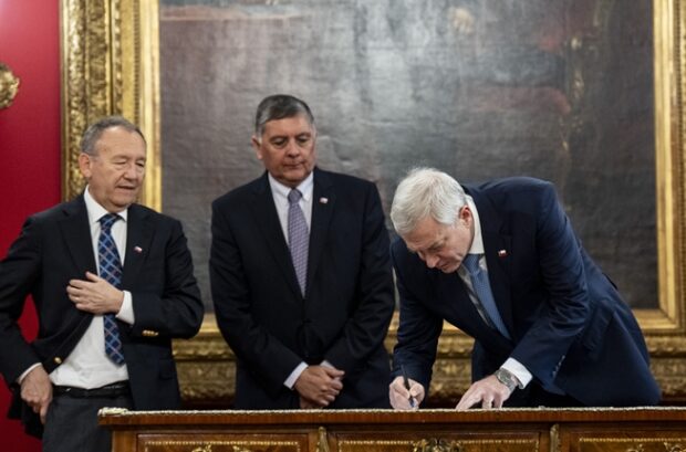 El Presidente Kast firma en La Moneda el proyecto de reforma que cesa a autoridades por consumo de drogas. Lo acompañas los ministros Alvarado y García.