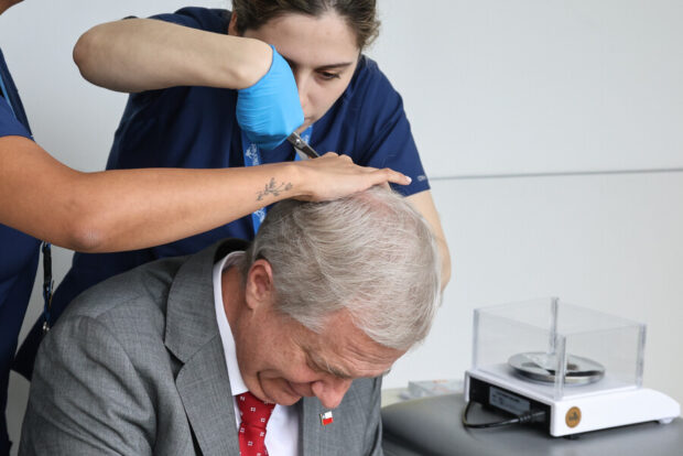 El Presidente José Antonio Kast se realiza test de pelo.