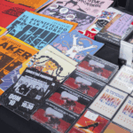 Revistas y discos.