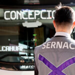 Fiscalizador del Sernac realizando inspección a un bus interurbano con destino a Concepción y Talcahuano.