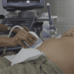 OEGS emplaza al Minsal por su "silencio inaceptable" ante proyecto "Escucha su corazón" Obstetra realiza ecografía a mujer embarazada.