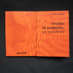 “Una memoria que se puede acariciar”: el manifiesto del libro “Textiles de compañía” Libro Textiles de compañía, un manifiesto de Tania Pérez-Bustos. Editorial Kikuyo 2026