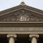 La justicia lenta se parece a la injusticia Fachada superior del Palacio de Tribunales de Justicia en Santiago de Chile, la imagen destaca el grabado en piedra "TRIBUNALES DE JUSTICIA".